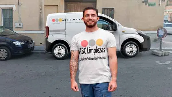 Equipo profesional de ABC Limpiezas con furgoneta de servicio