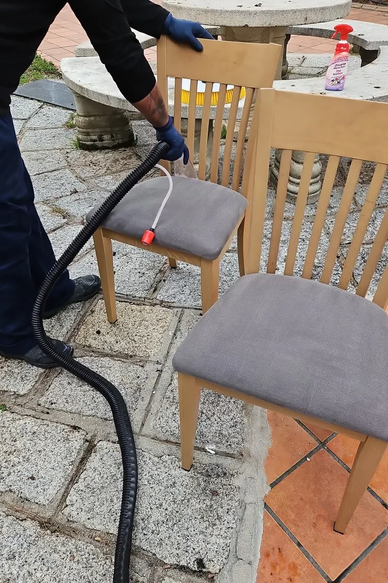 Operario trabajando en una intervención real de limpieza post incendio