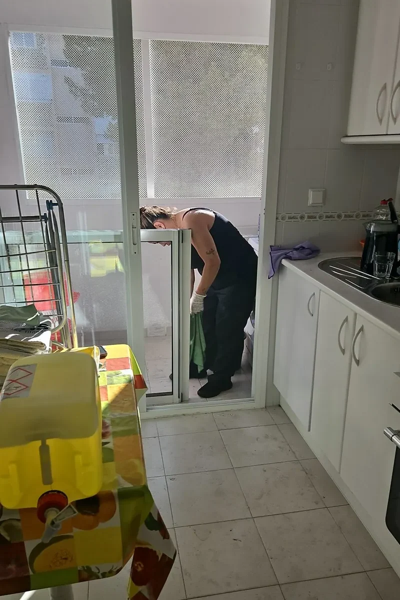 Entorno real de limpieza post incendio preparado para desodorización profesional